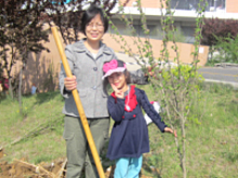 永旺煙臺購物中心2014植樹季,愛心植樹活動