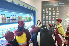永旺七色花體驗營—走進新希望牛奶工廠